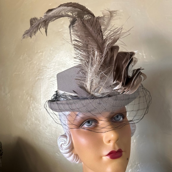 FABULOUS 1940\'s TAUPE TOP HAT STYLE HAT + BROWN/IVORY FEATHERS